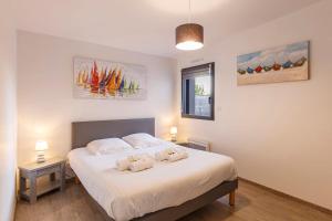 1 dormitorio con 1 cama con 2 almohadas en HOLAVRE- Maison pour 5p avec piscine, en Le Tour-du-Parc