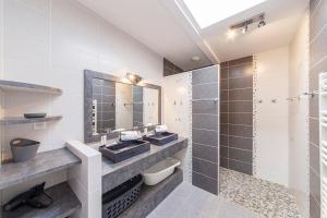 een badkamer met 2 wastafels en een douche bij HOLAVRE- Maison pour 5p avec piscine in Le Tour-du-Parc