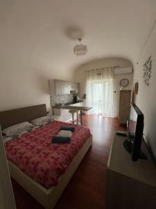 Un dormitorio con una cama y una mesa. en La Spezia La Perla dei Poeti, en Vezzano Ligure