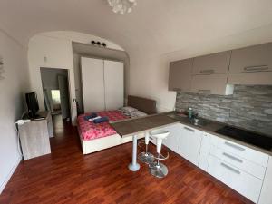 um quarto com uma cama e uma cozinha com um lavatório em La Spezia La Perla dei Poeti em Vezzano Ligure