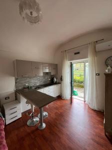 uma cozinha com uma mesa no meio de uma sala em La Spezia La Perla dei Poeti em Vezzano Ligure