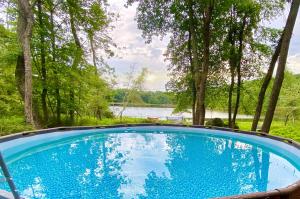 Bassein majutusasutuses WaterFront Chalet wHotTubDiscoballSaunaPool või selle lähedal