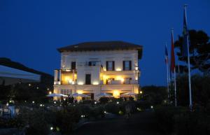 マッサ・ルブレンセにあるVilla Angelinaの夜間照明付きの白い大きな建物
