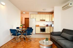 Kuchyň nebo kuchyňský kout v ubytování Apartment MS124, Promajna