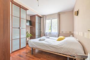 1 dormitorio con cama y ventana en Grande maison avec jardin, en Chauvé