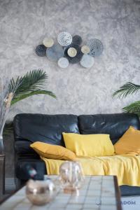 sala de estar con sofá de cuero negro y mesa en Grande maison avec jardin, en Chauvé