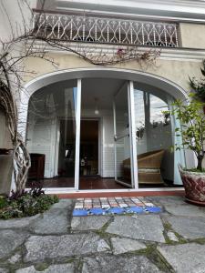 uma entrada para uma casa com uma grande porta de vidro em Alba sul Mare em Rapallo