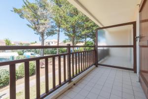 a balcony with a view of the street at Appartement avec Golf tennis et mer in Pornic