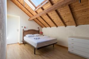 a bedroom with a bed and a wooden ceiling at Les Maldives - face mer pour 6 personnes in La Plaine-sur-Mer