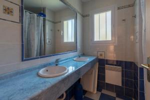 a bathroom with two sinks and a large mirror at Maison plain pied proche plage in Préfailles
