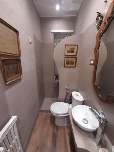 bagno con servizi igienici bianchi e lavandino di Appartamento Suite Ponte Milvio a Roma