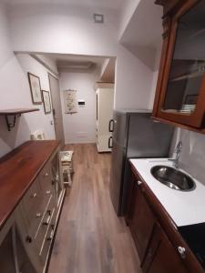 una piccola cucina con lavandino e frigorifero di Appartamento Suite Ponte Milvio a Roma