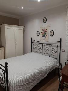 una camera con un letto e due orologi a muro di Appartamento Suite Ponte Milvio a Roma