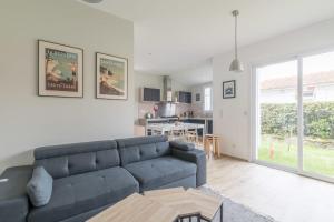 sala de estar con sofá y mesa en Maison familiale avec vue sur mer, en La Bernerie-en-Retz