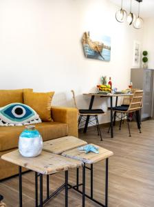- un salon avec un canapé et une table dans l'établissement George Luxury Beach House, à Aiándion