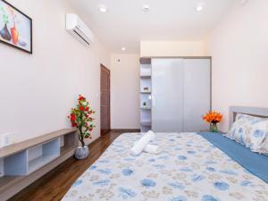 1 dormitorio con 1 cama grande y edredón azul en GOLD SEA Vung Tau Apartment -Tina, en Vung Tau