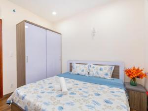 1 dormitorio con 1 cama con edredón azul en GOLD SEA Vung Tau Apartment -Tina, en Vung Tau