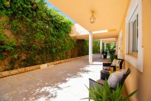 an outdoor patio with a ivy covered wall at Casa Kantara in Ferragudo