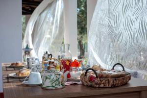 una mesa cubierta con pan y una cesta de comida en Sardinia Del Sud, en Porto Columbu - Perdʼe Sali