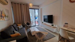 TV a/nebo společenská místnost v ubytování Blue Pearl holiday apartments with pool in kato paphos