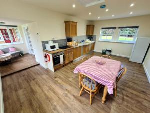 una cucina con un tavolo e una sala da pranzo di Elderflower Cottage a Stamford