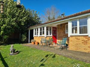 una casa in mattoni con tavolo e sedie nel cortile di Elderflower Cottage a Stamford