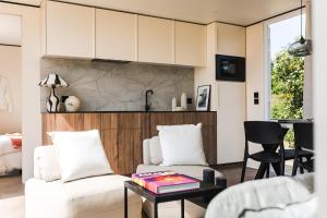 een woonkamer met een witte bank en een tafel bij Camping Golfo Di Sogno in Porto-Vecchio