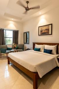 um quarto com uma cama grande e uma ventoinha de tecto em Blessings Inn em Amritsar