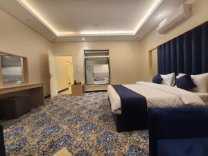 Habitación de hotel con cama y ventana en سلافا للشقق أبها en Abha