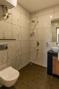 uma casa de banho com um WC e um lavatório em Blessings Inn em Amritsar