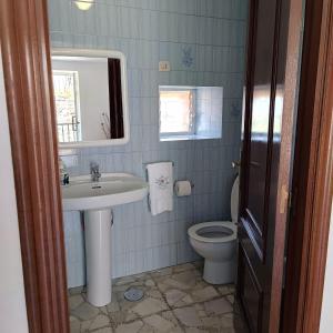 uma casa de banho com um lavatório e um WC em Pensión Rural para Peregrinos "AREAL" em Padrón