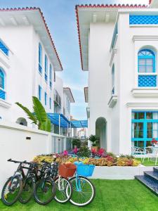un groupe de vélos garés devant un bâtiment dans l'établissement Chuỗi Villa 5 Ngủ Sun Ferria -bể bơi riêng - khu Villa sát bãi biển Bãi Cháy, à Hạ Long