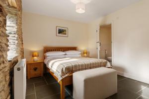 Postel nebo postele na pokoji v ubytování Penpedwast Upper Barn Eglwyswrw