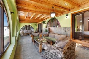 een woonkamer met meubels en een houten plafond bij Villa Duke in San Miguel de Abona