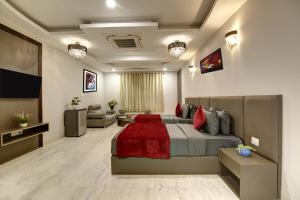 - une chambre avec un lit et un salon dans l'établissement SONESTA LUXURY APARTMENT, à New Delhi