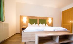 Łóżko lub łóżka w pokoju w obiekcie Pension Bergwelt