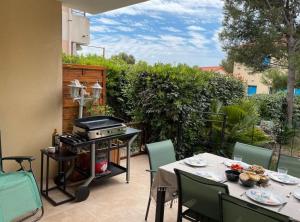 Μπαλκόνι ή βεράντα στο 2 Pièces 45m2, Calme, Confort, Mer à 200m, Jardin, Terrasse, Piscine