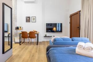 un soggiorno con 2 letti blu e un tavolo di Travel Habitat Patraix Suite con Terracita a Valencia