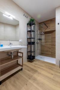 bagno con lavandino e doccia di Travel Habitat Patraix Suite con Terracita a Valencia