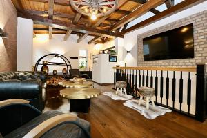 瓦尔内明德Strand Chalet的客厅配有家具和平面电视。