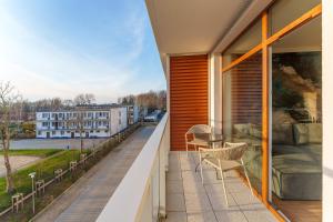 - un balcon avec vue sur un bâtiment dans l'établissement Apartament Ultramarine II by HolidaySun, à Sianożęty