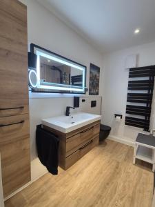 a bathroom with a sink and a large window at Großes (ca.230m²) freistehendes Einfamilienhaus in Kaltenkirchen +42 photos