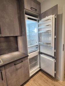 an empty refrigerator with its door open in a kitchen at Großes (ca.230m²) freistehendes Einfamilienhaus in Kaltenkirchen
