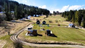 una vista aérea de una granja con casas en una colina en Domek w górach Tiny House Forest Jacuzzi/widoki, en Lipnica Wielka