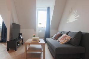 een woonkamer met een bank en een salontafel bij LE SUNNY, Mulhouse centre in Mulhouse