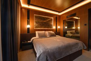 Säng eller sängar i ett rum på Hotel Macedonia Square