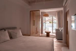 埃利亚海滩Senses Luxury Suites & Villas的一间带床的卧室和一间客厅