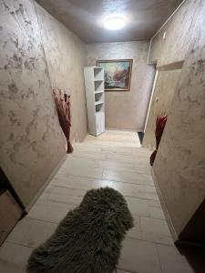 a hallway with a furry rug on a tile floor at Pensiunea Pelican in Tulcea