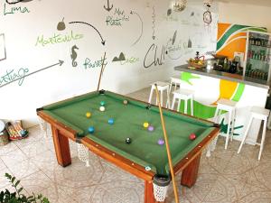 Billiards table sa Che Lagarto Hostel Itacaré