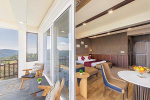 Hotel Wood Winds - Best Hotel in Chail في شيملا: غرفة مطلة على فندق مع غرفة نوم